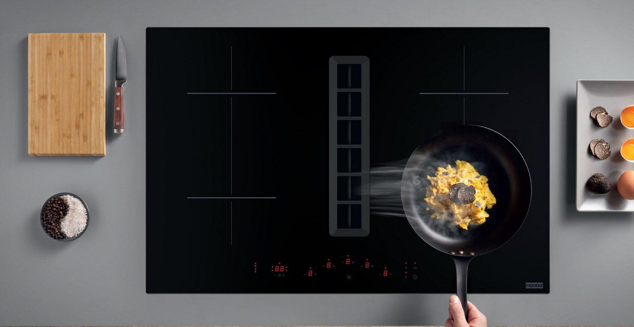 zbliżenie głowicy baterii maris slim clear water czarny mat