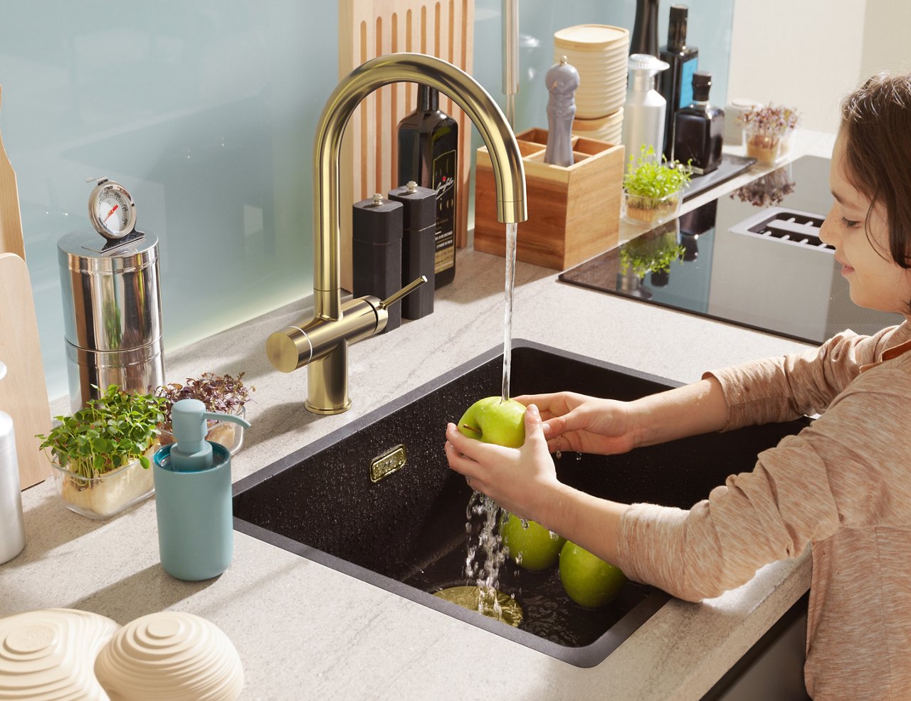 Child washing apples using the Maris Water Hub tap