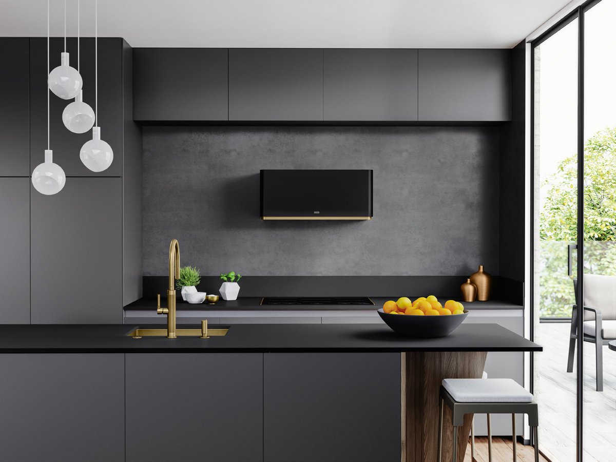 Zwarte keuken met Mythos Masterpiece Wall wanddampkap