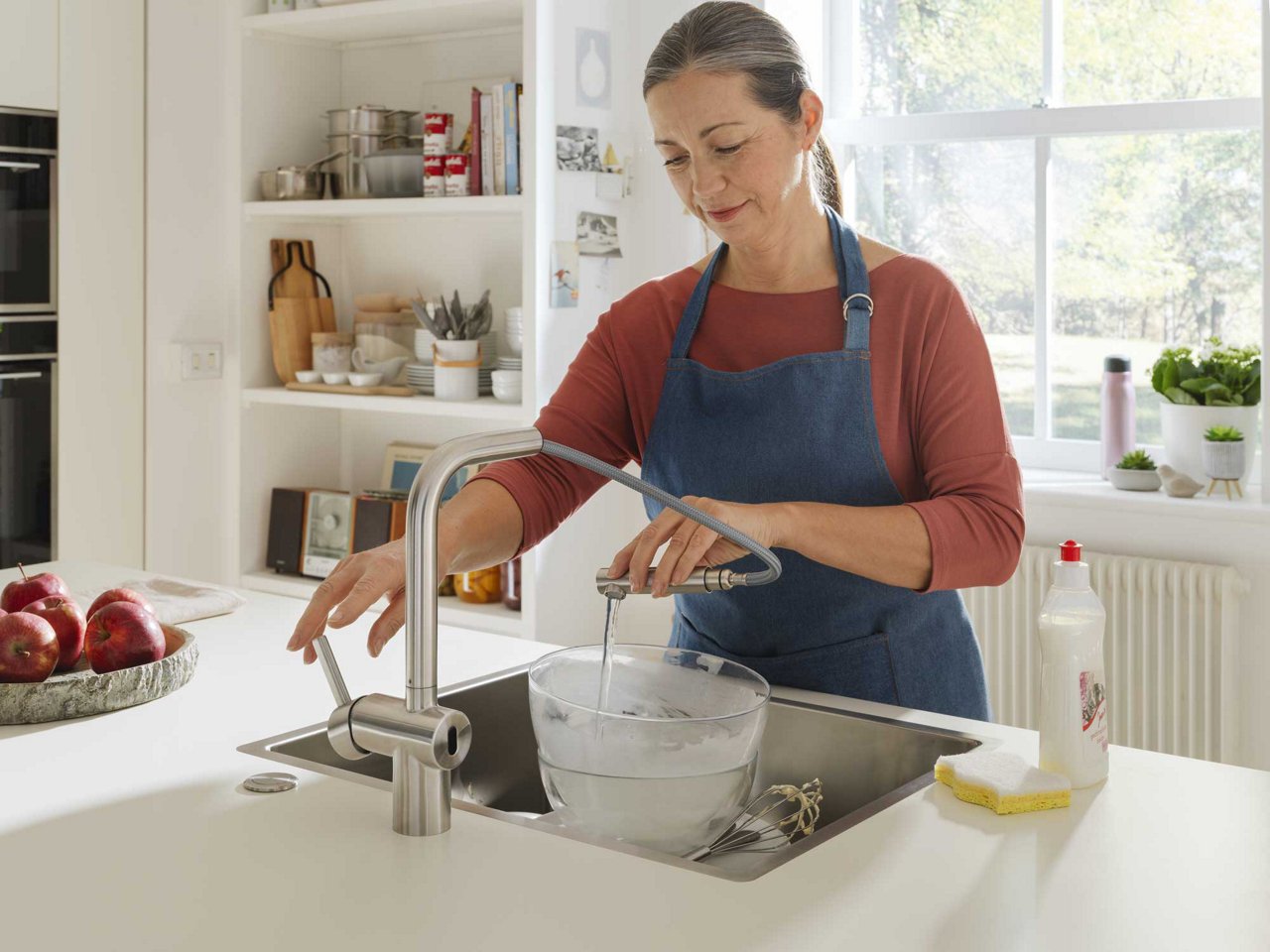 Pomidorki ociekające na ociekaczu zlewozmywaka granitowego franke