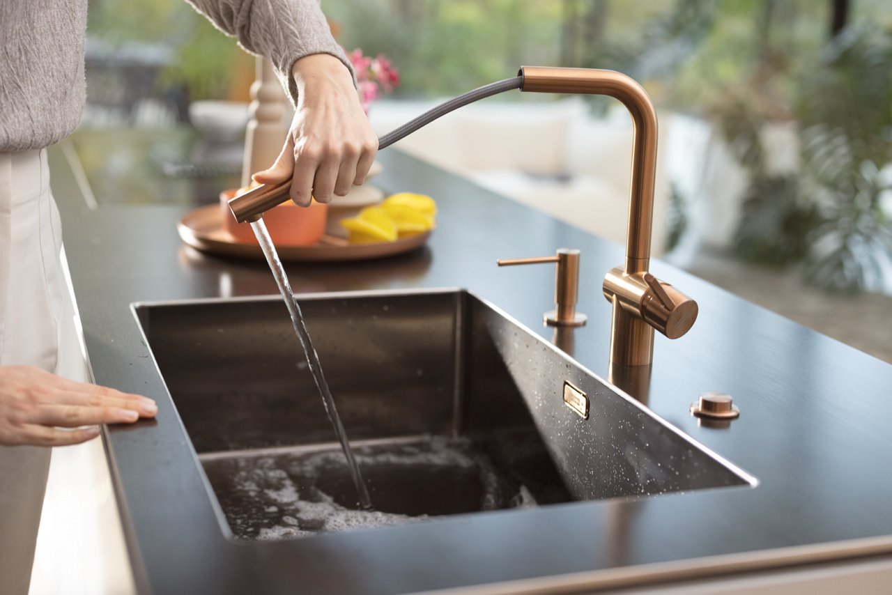 Wygodne mycie owoców w zlewozmywaku kuchennym Franke za pomocą akcesoriów all-in