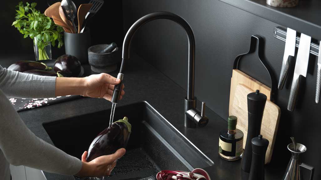 Wygodne mycie owoców w zlewozmywaku kuchennym Franke za pomocą akcesoriów all-in