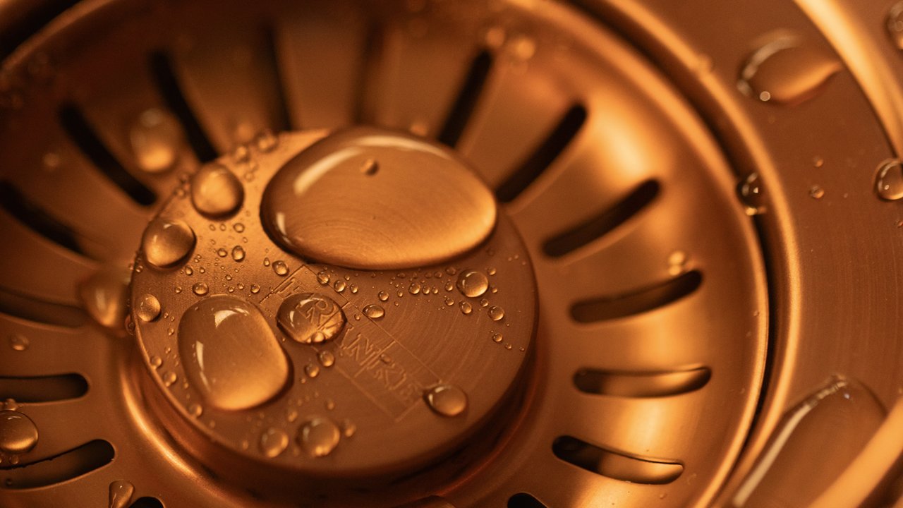 краплі води на мідній мийці