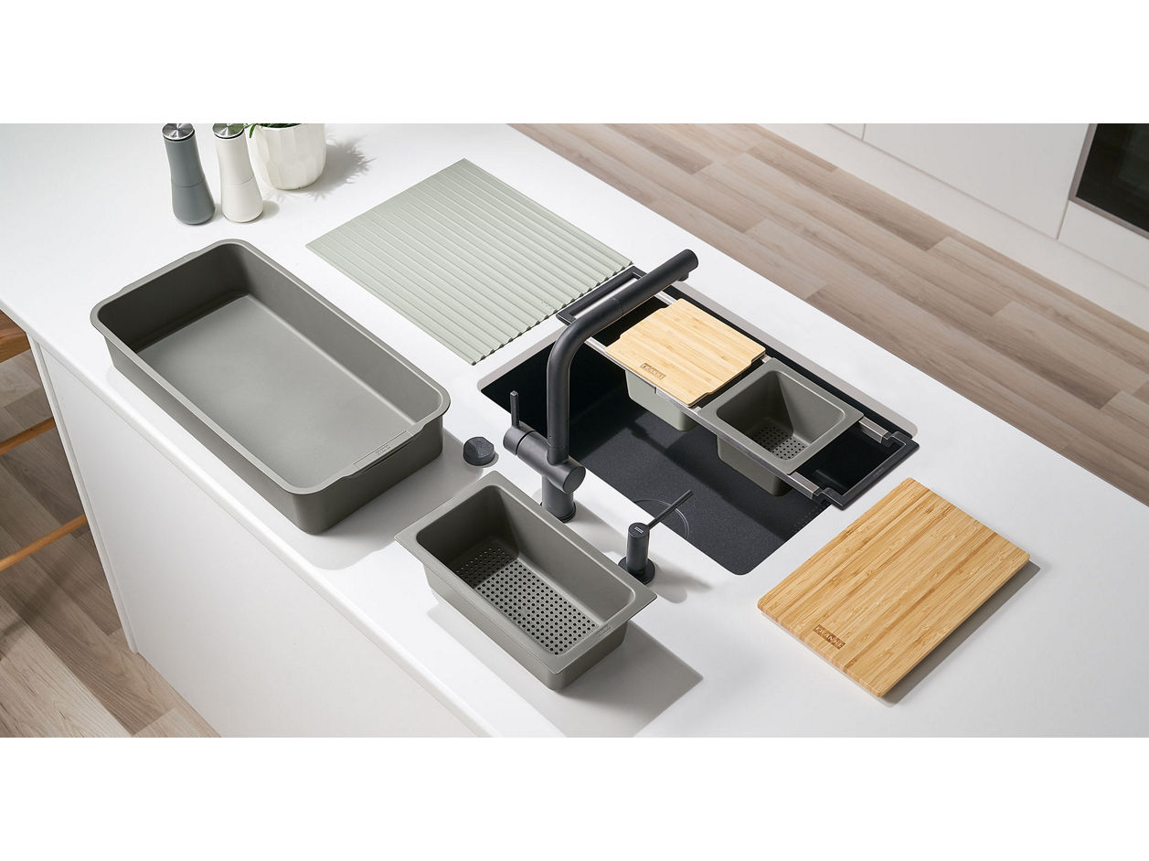Kit d'accessoires universel Franke All In pour évier, installé sur un évier en granit noir mat