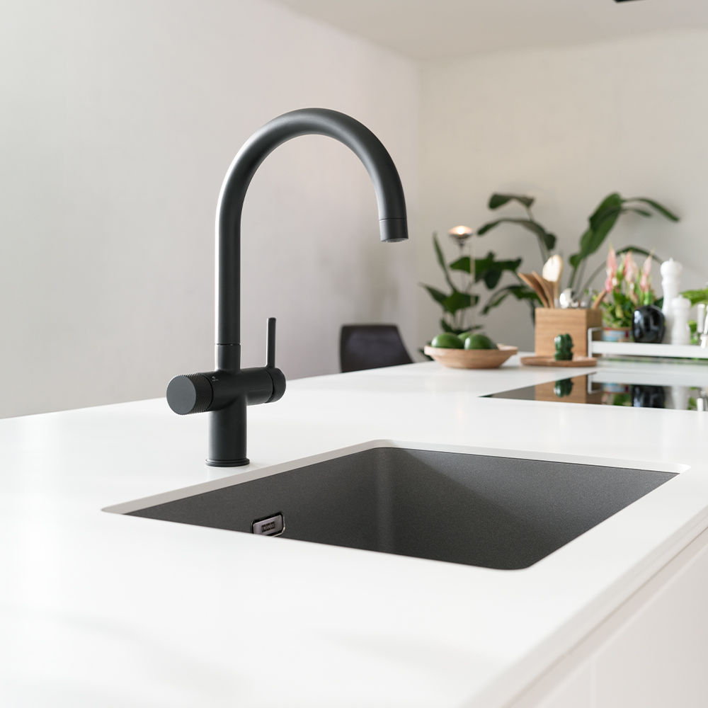 Cuisine avec un évier et mitigeur à filtre en inox