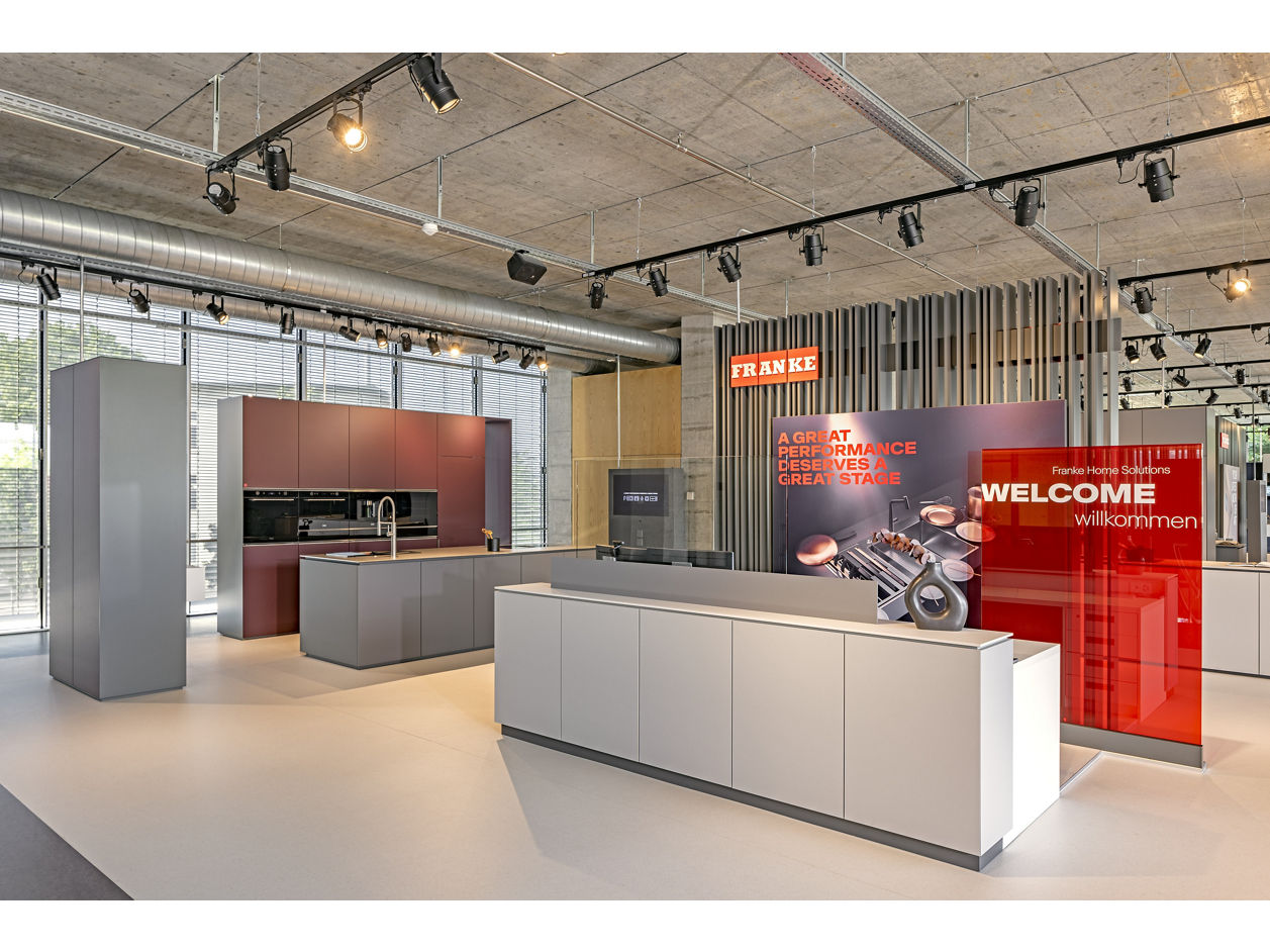 Franke Showroom di milano - lavelli e rubinetti neri e in colore
