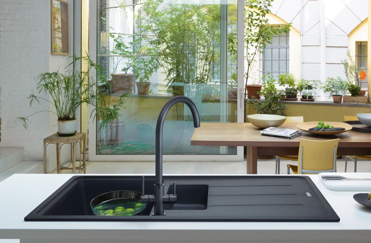 Змішувач для фільтрованої води та мийка Franke чорного кольору