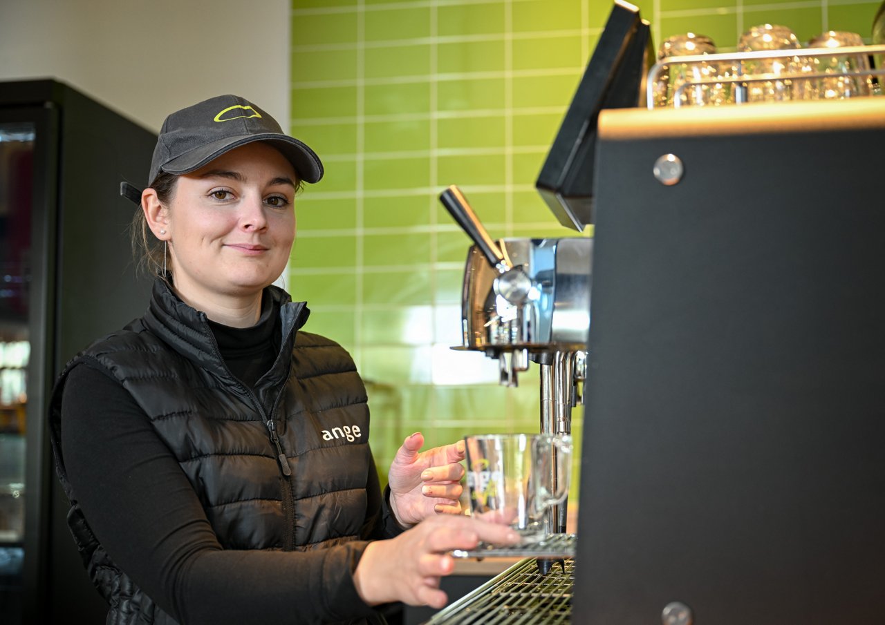 Franke Coffee Systems, Boulangerie Ange, woman preparing coffee, franchisee portrait, Claire Hurand