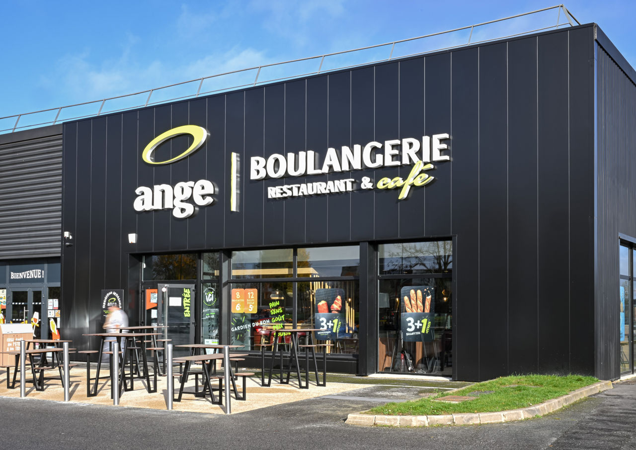 Franke Coffee Systems, Boulangerie Ange outside right view, tables