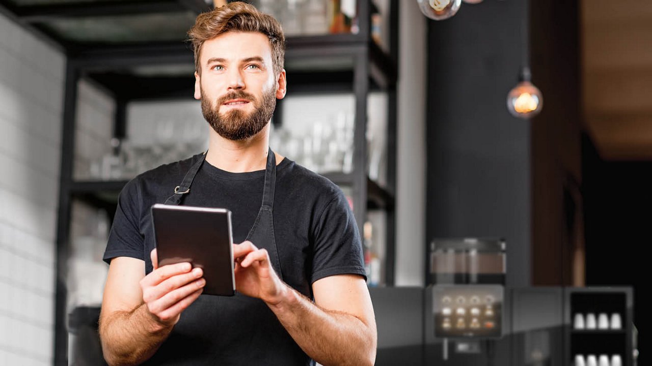 Franke Coffee Systems barista with tablet, quality control, Franke dashboard, Franke digital services, A1000 in the background