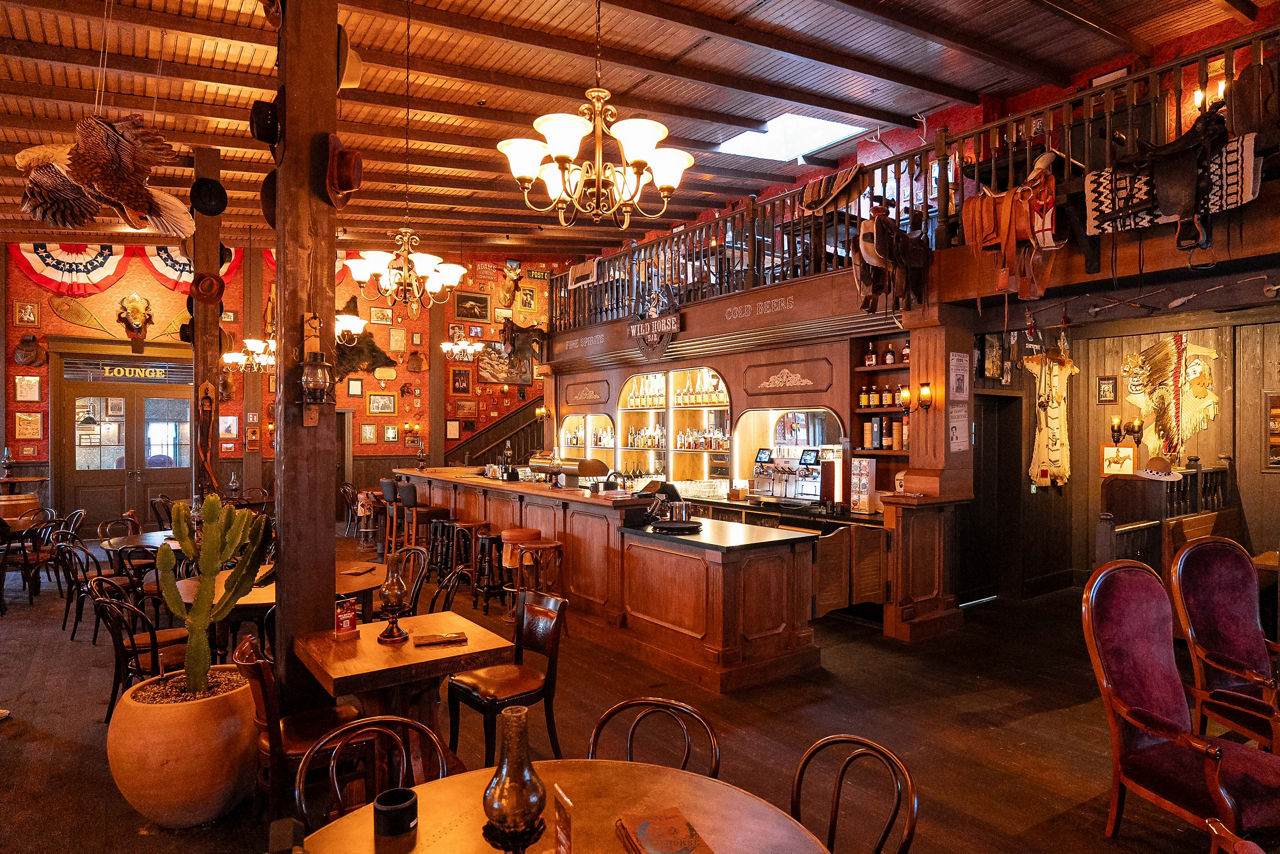 Leerer Raum im Westernstil, Franke-Mytico steht an der Bar