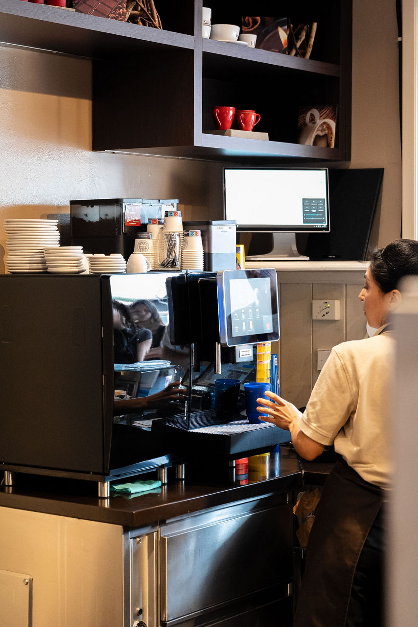 Mitarbeitern an Franke A-Linie, bezieht einen Coffee To-Go 