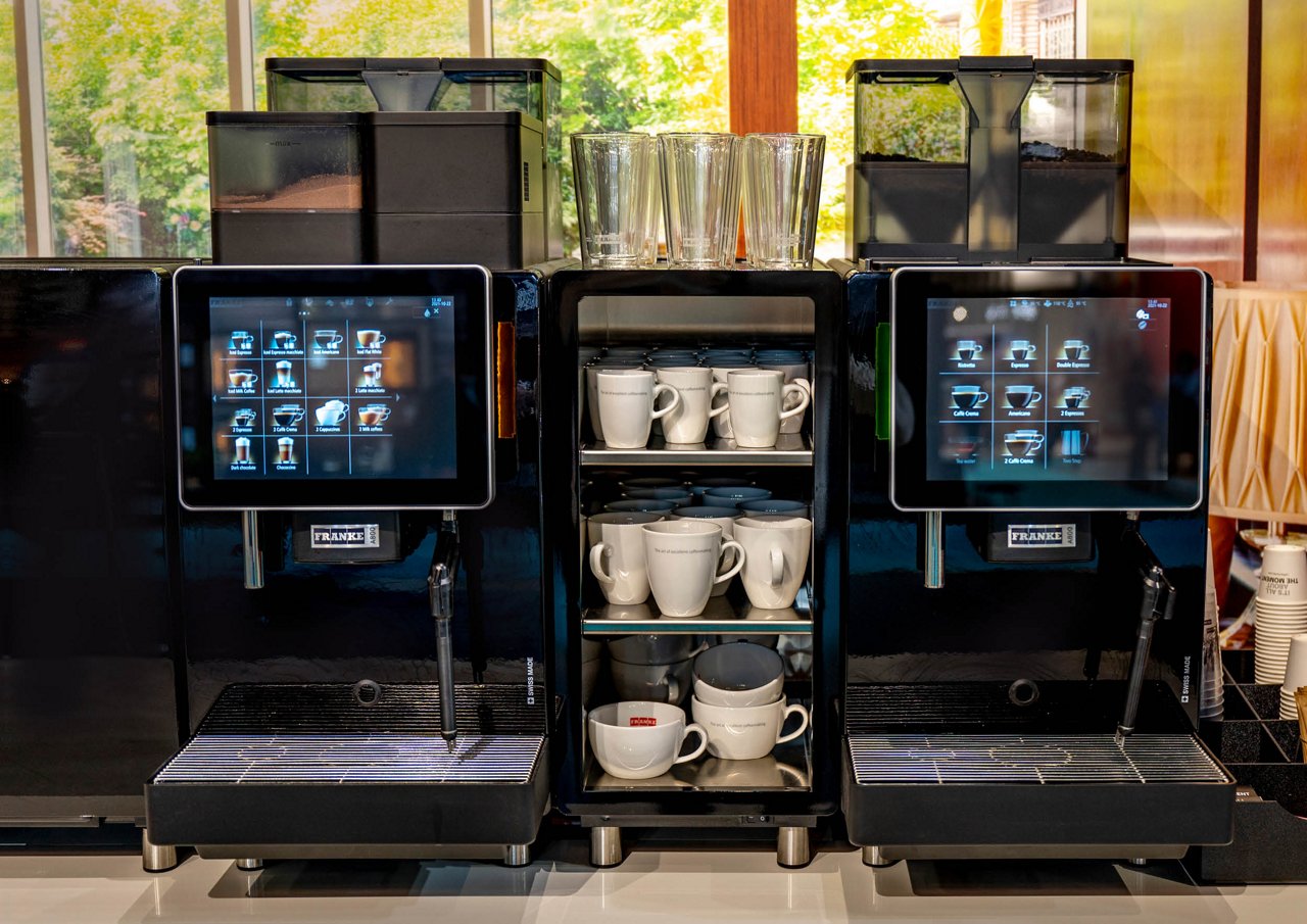 Hacer café en la cafetera máquina a café tienda cerca Fotografía
