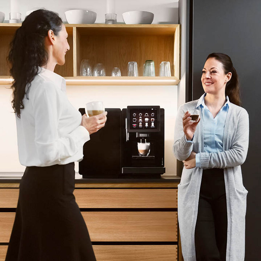 Franke Coffee Systems fully automatic coffee machine Franke A300, office coffee, office coffee kitchen, office kitchen, two women talking, women drinking coffee
