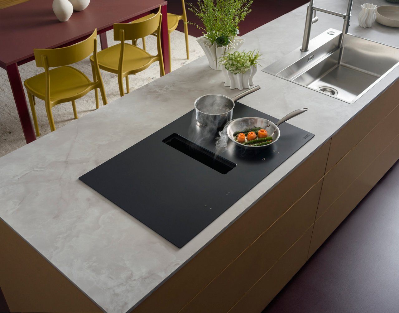 Franke Mythos 2gether Slide induction hob with integrated extractor in use