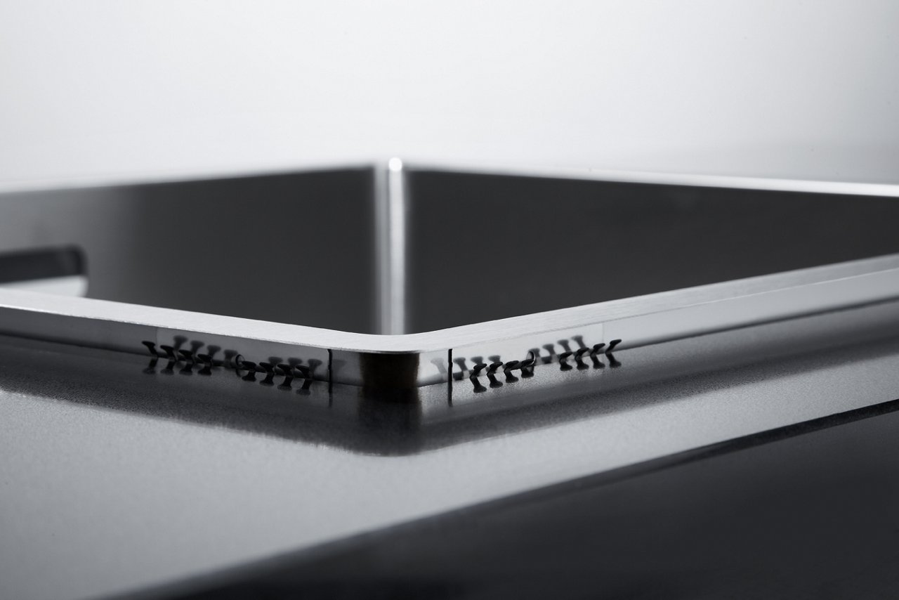 zbliżenie na montaż zlewozmywaka wkładanego do blatu