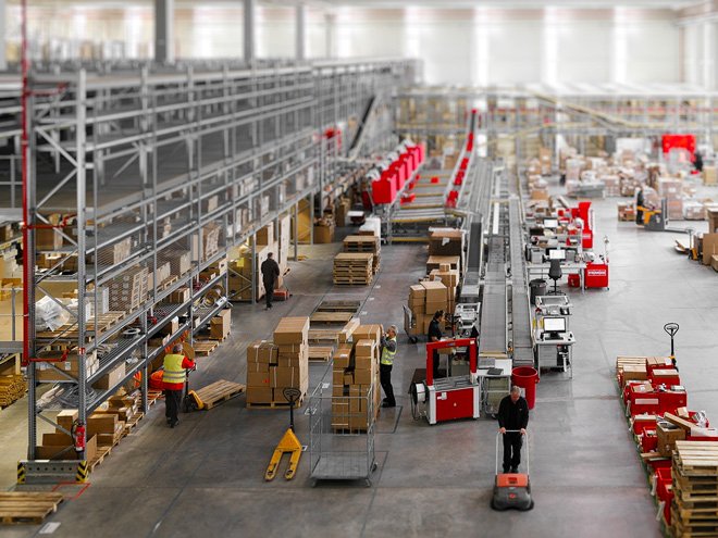 Franke storehouse with high shelves and working people