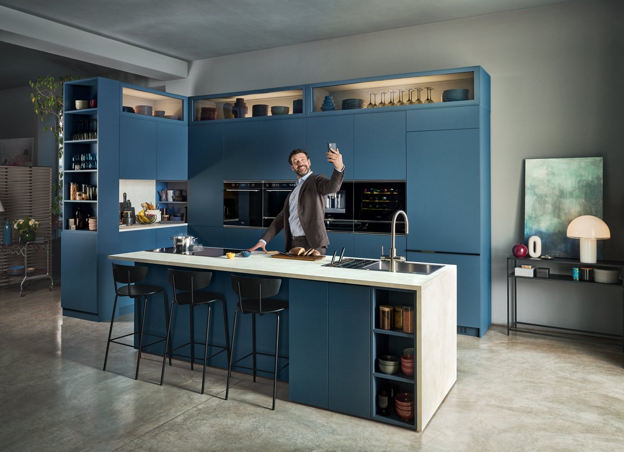 Cocina con mueble azul 