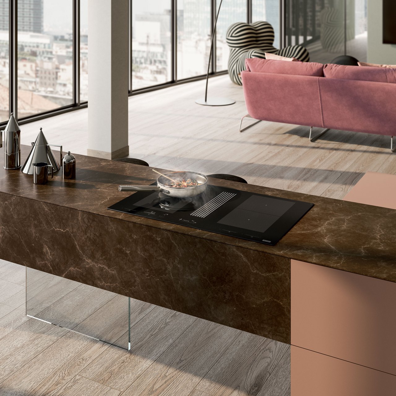 Cocina con tonos blancos y marrones y una columna de elecotrodomesticos 