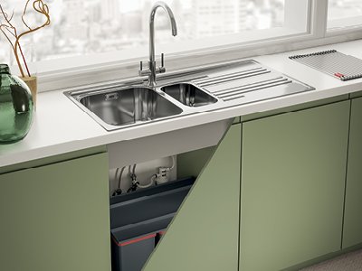 kompaktowy rozmiar lina clear water pod szafką kuchenną
