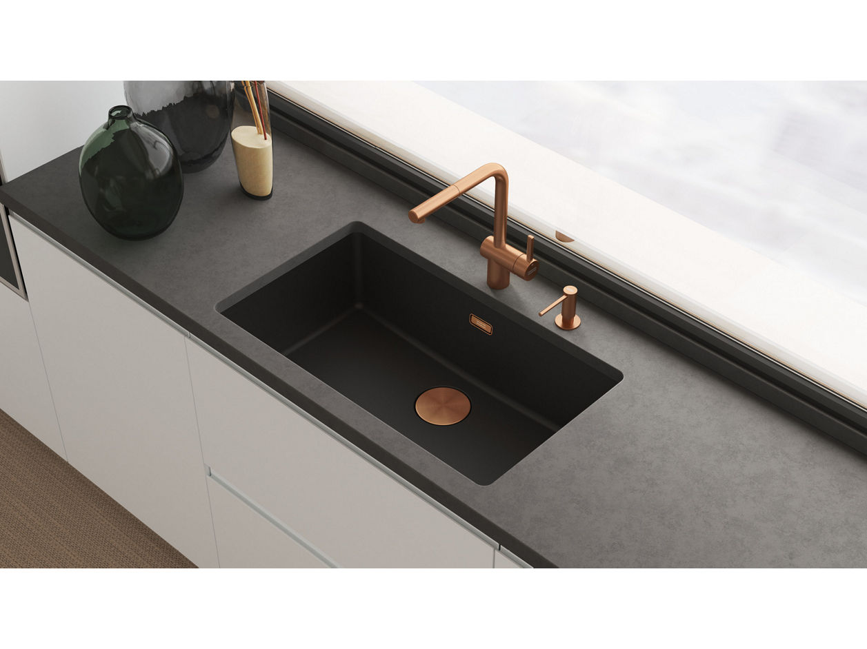 zlewozmywak kuchenny granitowy jednokomorowy Maris z elementami odpływu w kolorze miedzianym i baterią Atlas