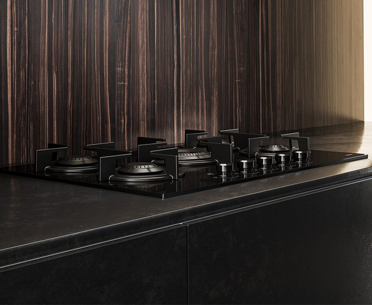 Cocina con tonos blancos y marrones y una columna de elecotrodomesticos 