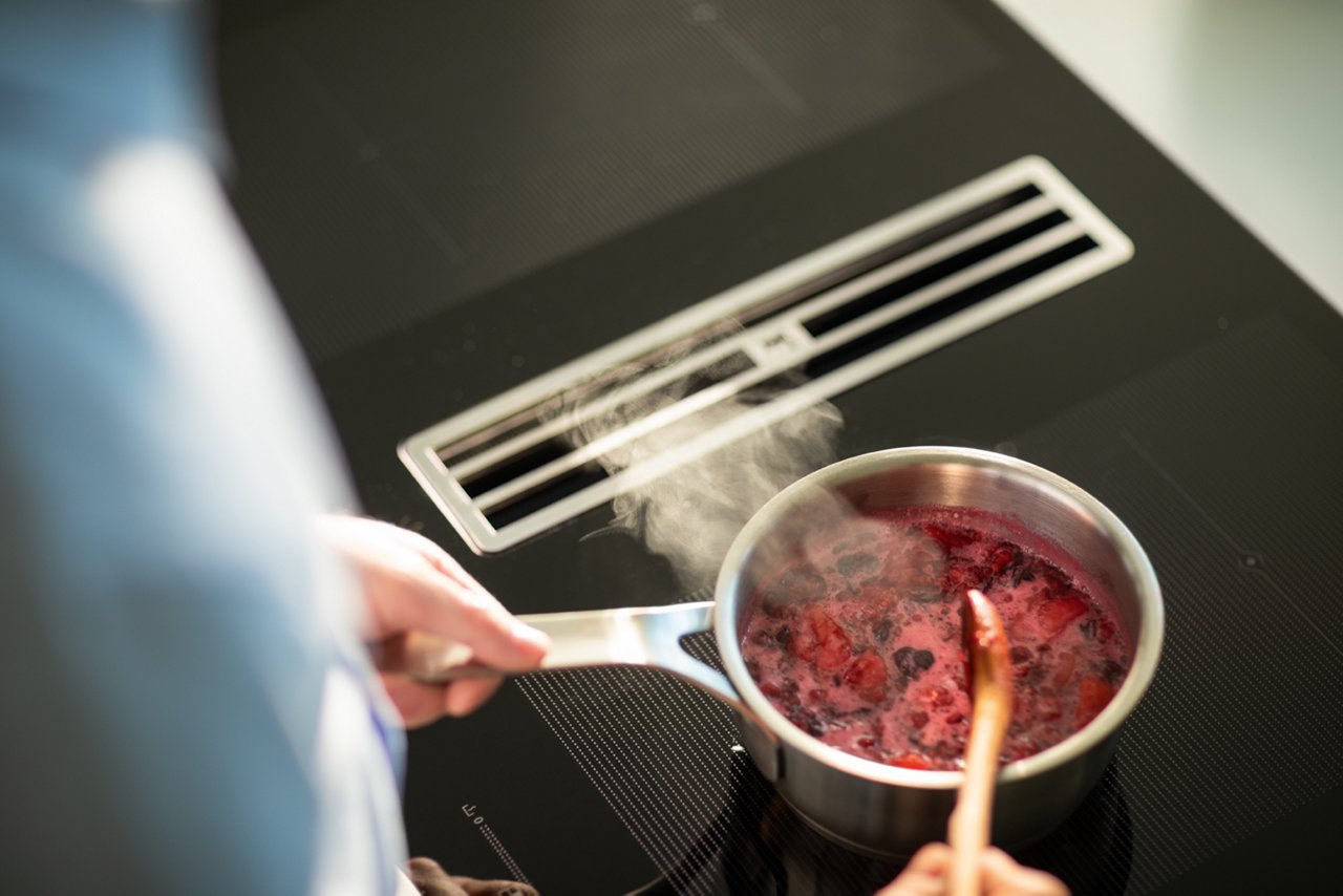 Cuisine avec hotte murale verticale Mythos Pro