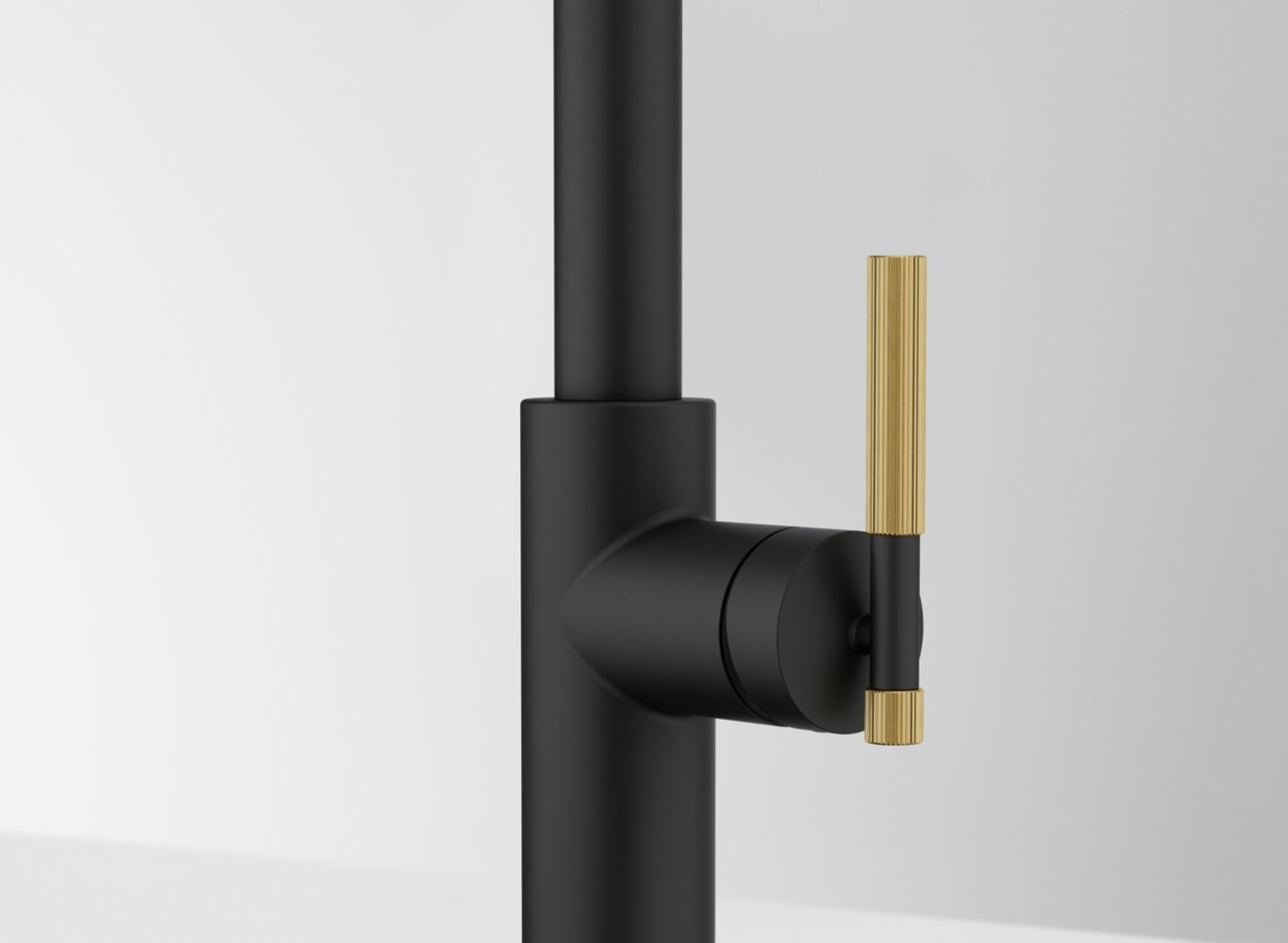 Stripes details of Maris Stripes Tap in color blakc matt with gold detail