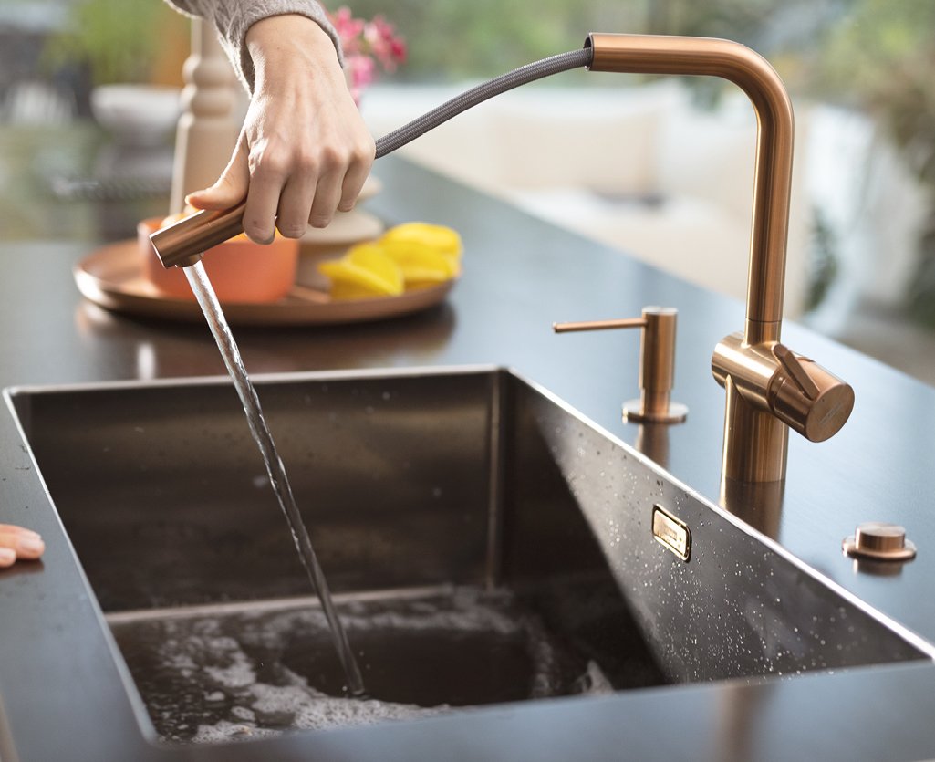 Потік води змиває забруднення в мийці