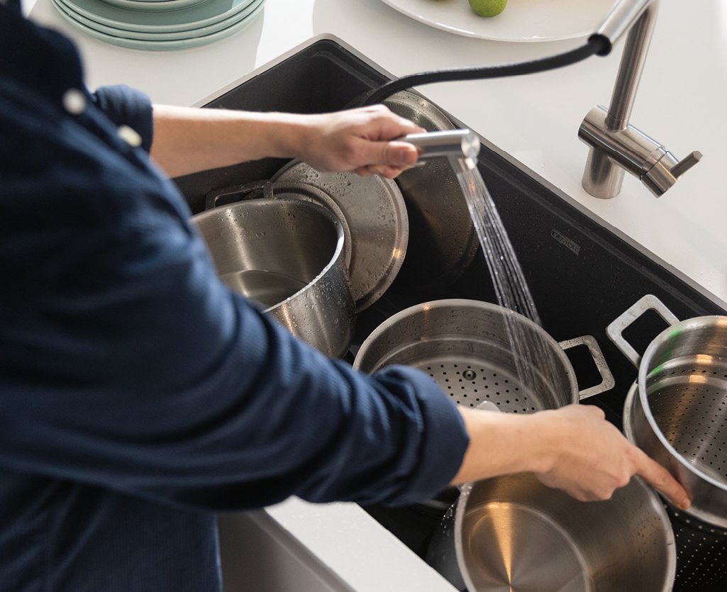 Змішувач з душем миє посуд