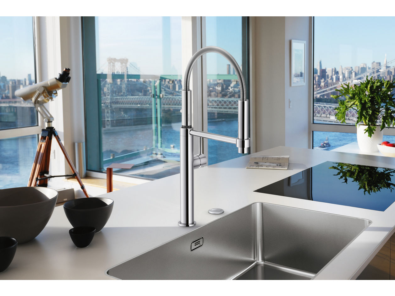 Змішувач з гнучким виливом