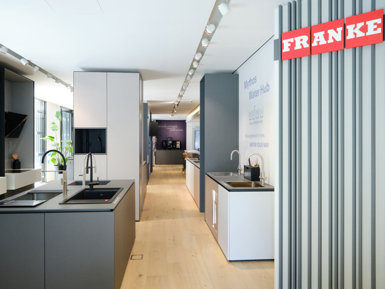 Franke Showroom di milano - lavelli e rubinetti neri e in colore