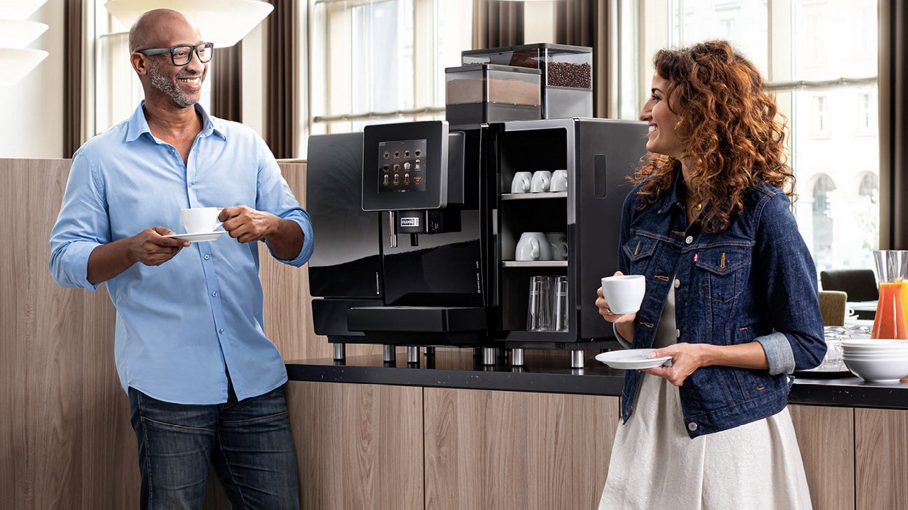 ZAGG Landingpage banner hotel environment two persons having coffee