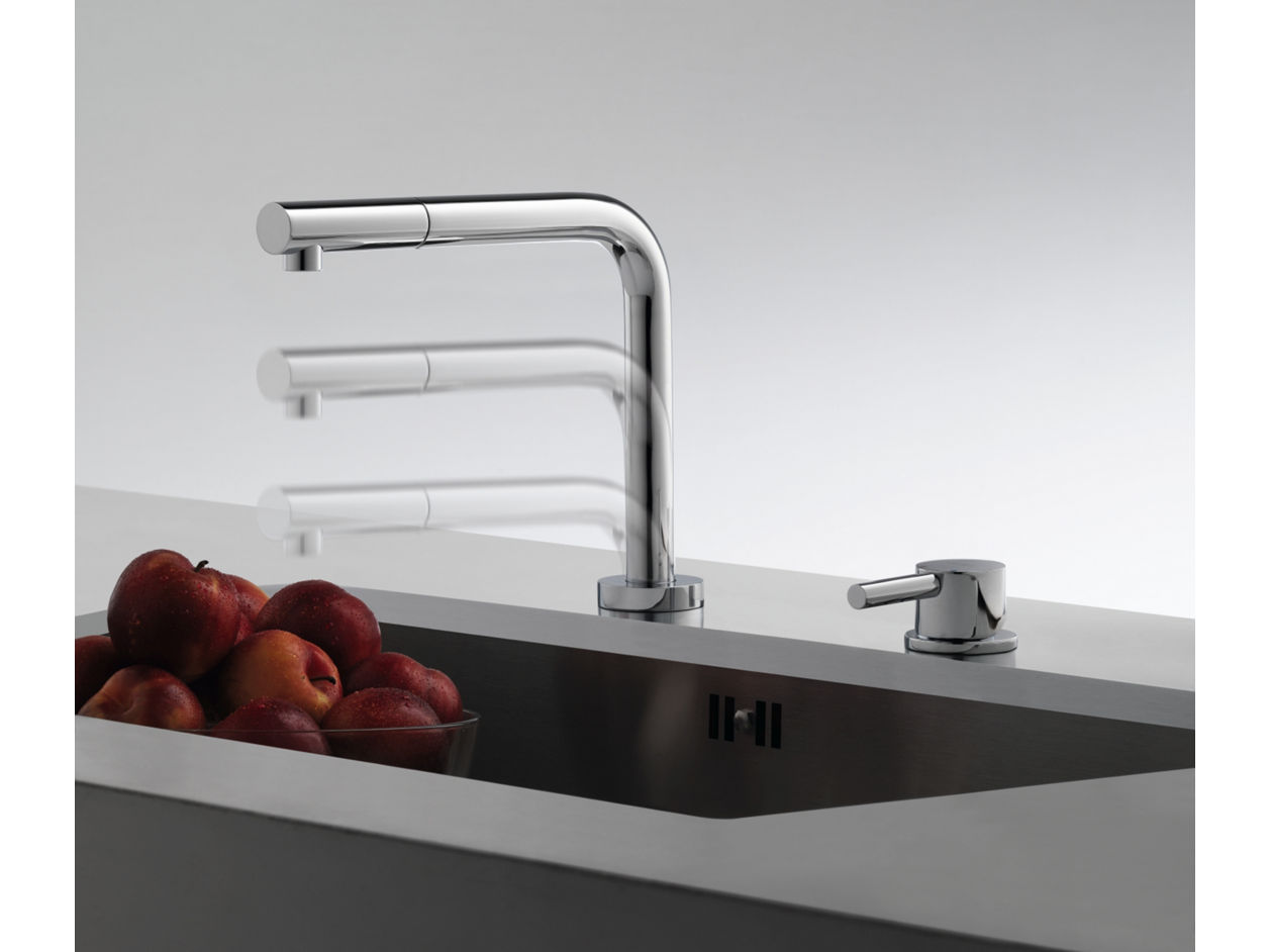 Nowoczesna bateria kuchenna Franke w chromowanym wykończeniu z dozownikiem mydła, z miską czerwonych jabłek w zlewie