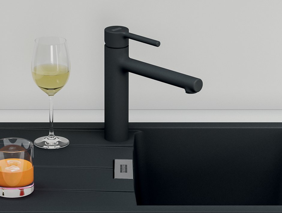 Змішувач з душем миє посуд