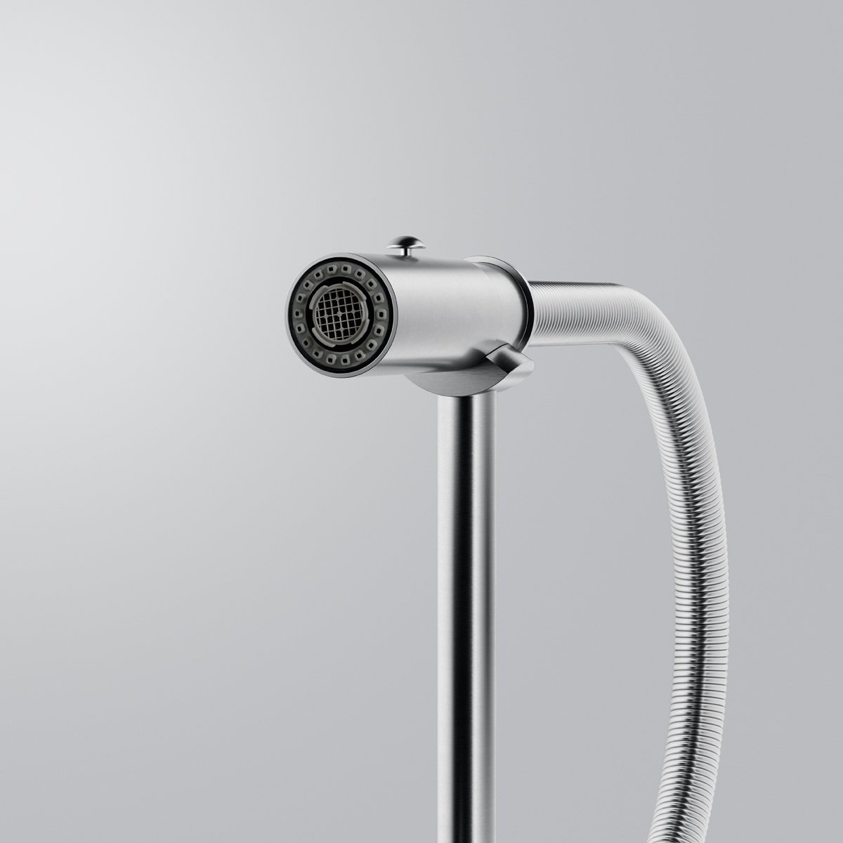 zbliżenie na wylewkę i aerator ze strumieniem laminarnym