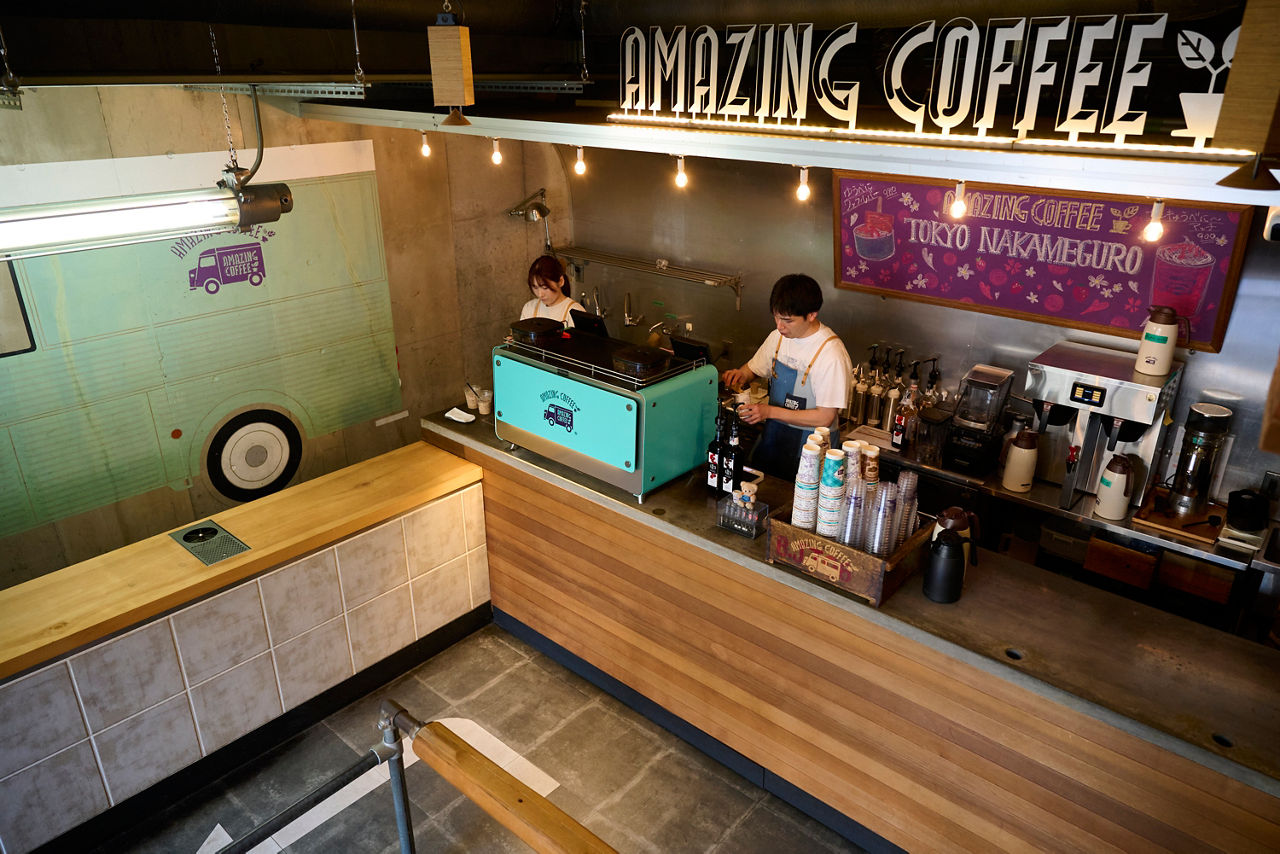 Two baristas preparing coffee with the Franke Mytico inside AMAZING COFFEE