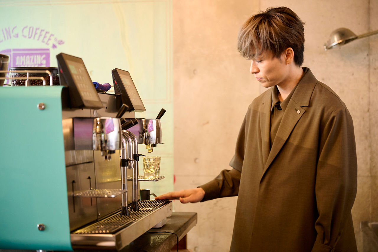 EXILE TETSUYA admiring the Franke Mytico