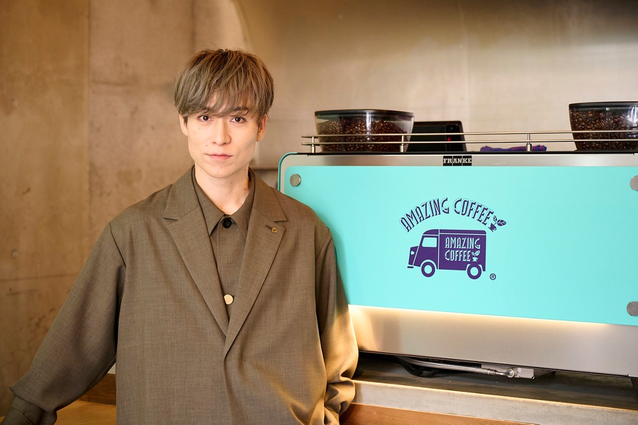EXILE TETSUYA in front of the Franke Mytico Due