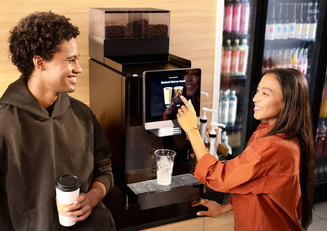 Two people talking while preparing coffee with iQFlow™