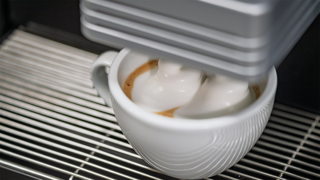 Franke Coffee Systems, close-up, cappuccino, spout dispensing foam, New FoamMaster technology