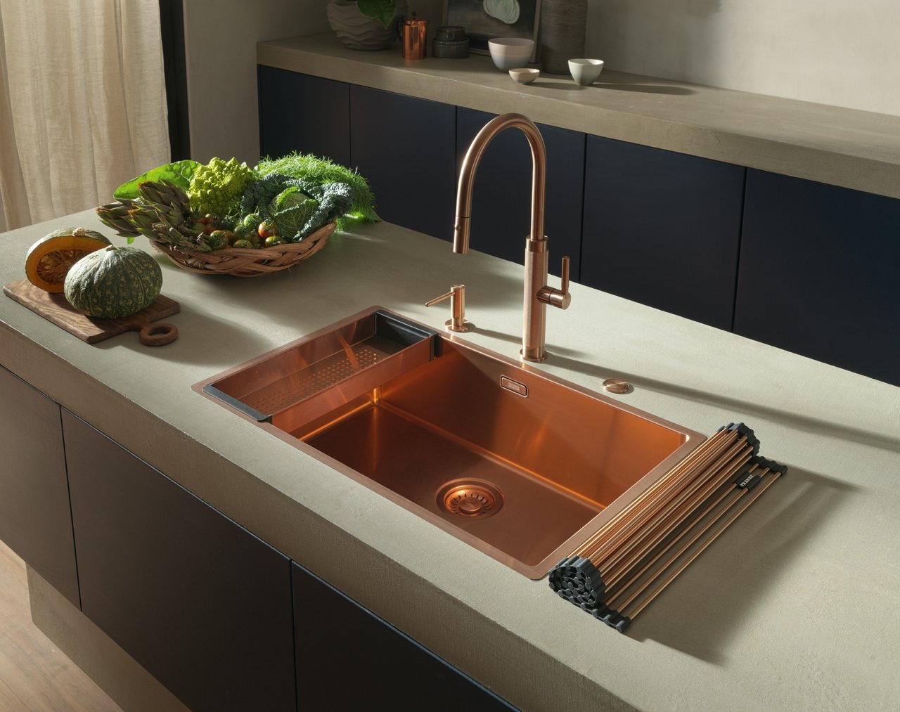 Cuisine avec hotte murale verticale Mythos Pro