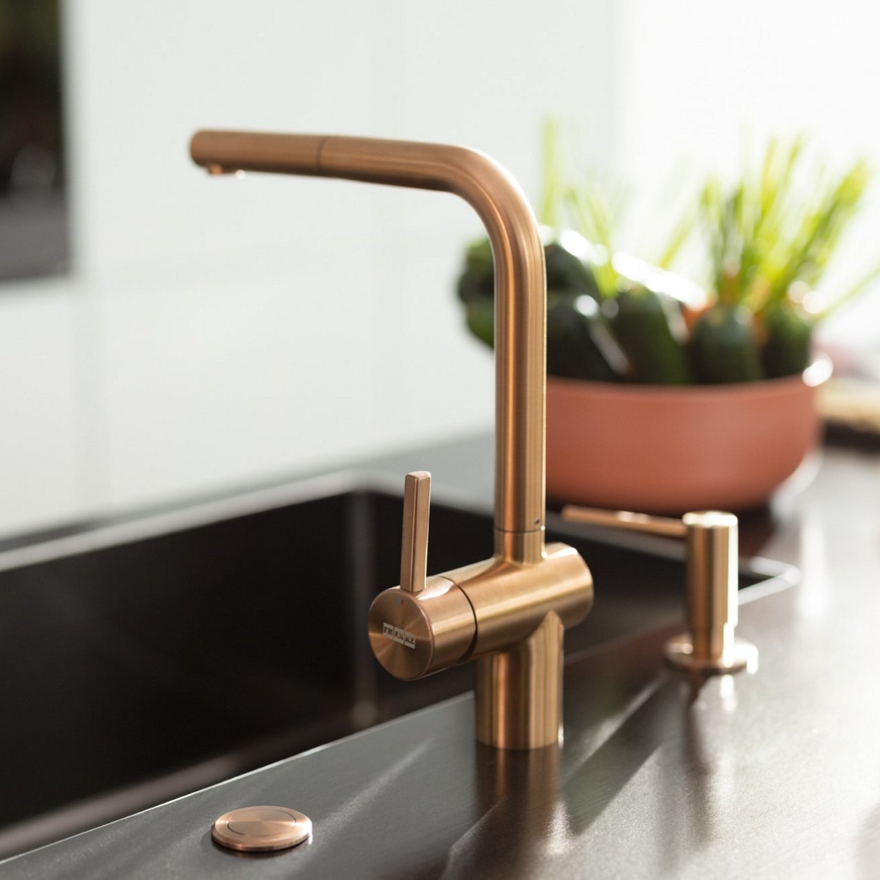 Grifo de cocina bronce con fregadero negro