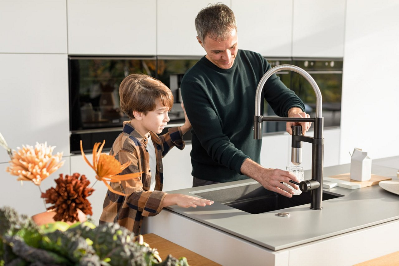 Keuken met een werkblad in de kleur taupe