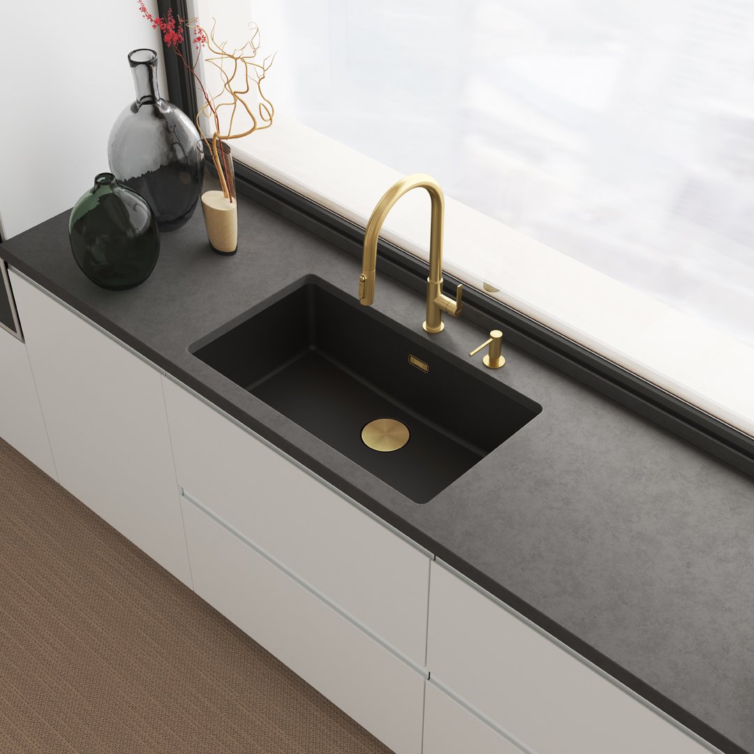 Vue dessus d'une cuisine avec un évier noir et mitigeur à filtre Maris Slim Clear Water doré