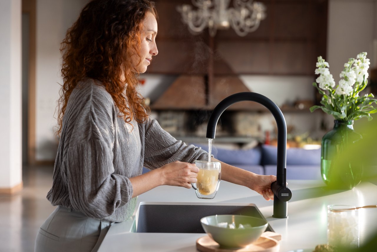 woman using black kitchen mixer