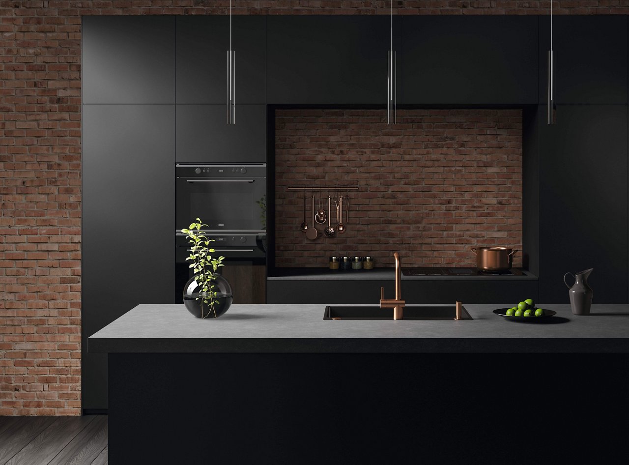 Zwarte keuken met keukenkraan in brons