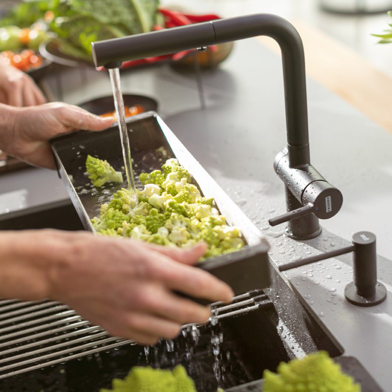 Grifo de cocina Atlas con caño extraíble, dispensador de jabón y Roll-up en negro