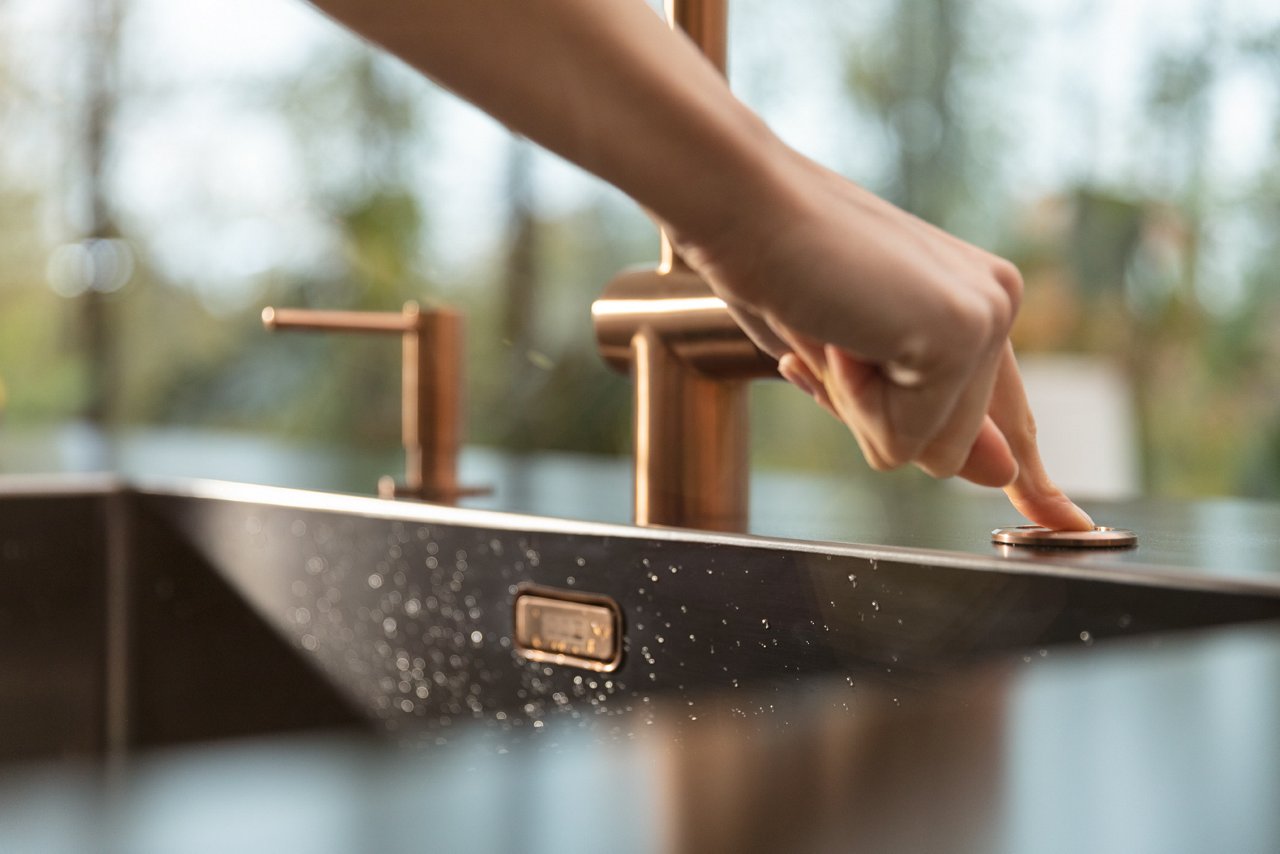 inox-spoelbak-met-bronzen-kraan-en-zeepdispenser-en-automatische-lediging