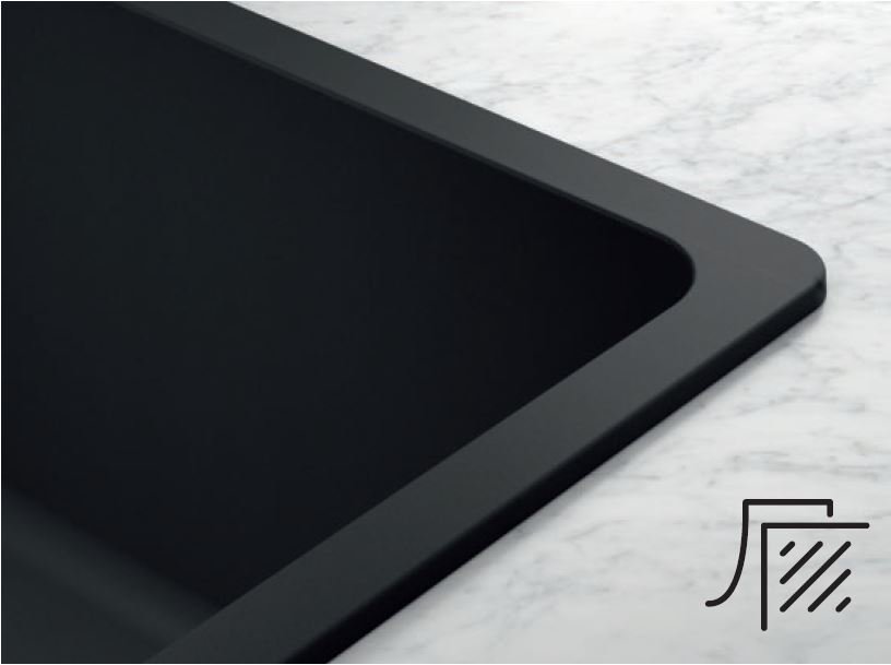 Zdjęcie przedstawia rant zlewozmywaka zamontowanego na blacie